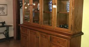 Libreria credenza a vetri in legno artigianale su misura 