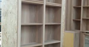 Libreria su misura in legno noce italiana