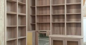 Libreria su misura in legno noce italiana