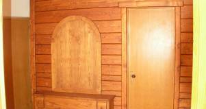 Rivestimento-servante e porta in legno